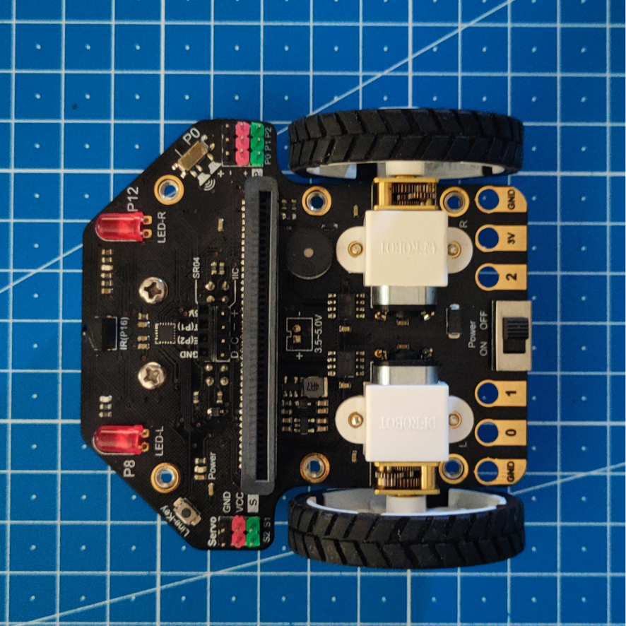 Imagen donde se puede ver la placa con las ruedas colocadas.